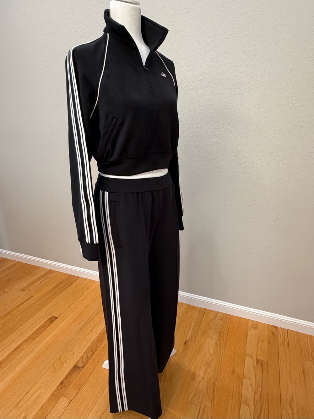 ALO Yoga Track Star Set Black Cropped Full Zip Jacket + Wide Leg Pant Small - Picture 4 of 8